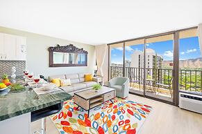 Diamond Head and Ocean views with King Bed and Parking