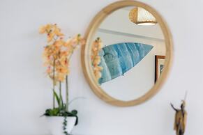 Diamond Head and Ocean views with King Bed and Parking