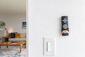 Diamond Head and Ocean views with King Bed and Parking