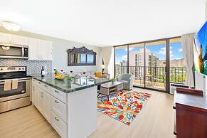 Diamond Head and Ocean views with King Bed and Parking