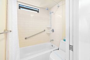 Diamond Head and Ocean views with King Bed and Parking