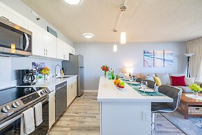 Diamond Head and Ocean views with King Bed and Parking