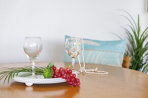 Diamond Head and Ocean views with King Bed and Parking