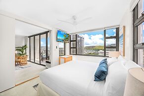 Diamond Head and Ocean views with King Bed and Parking