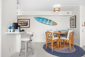 Diamond Head and Ocean views with King Bed and Parking