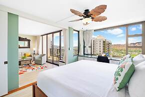 Diamond Head and Ocean views with King Bed and Parking