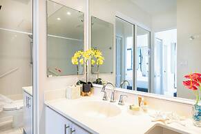 Diamond Head and Ocean views with King Bed and Parking