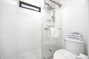 Diamond Head and Ocean views with King Bed and Parking