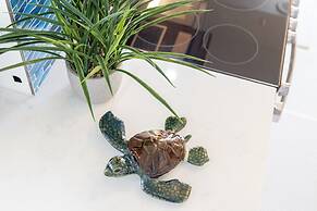 Diamond Head and Ocean views with King Bed and Parking