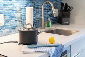 Diamond Head and Ocean views with King Bed and Parking