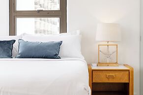 Diamond Head and Ocean views with King Bed and Parking