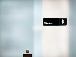 Diamond Head and Ocean views with King Bed and Parking