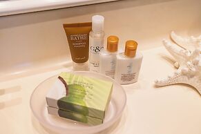 Diamond Head and Ocean views with King Bed and Parking