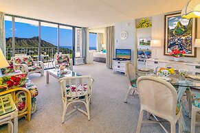 Diamond Head and Ocean views with King Bed and Parking