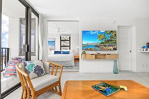 Diamond Head and Ocean views with King Bed and Parking