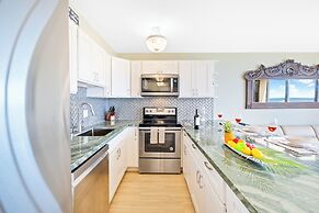 Diamond Head and Ocean views with King Bed and Parking