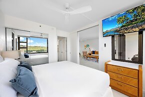 Diamond Head and Ocean views with King Bed and Parking