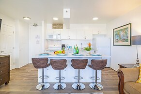 Diamond Head and Ocean views with 2 Double Beds and Parking