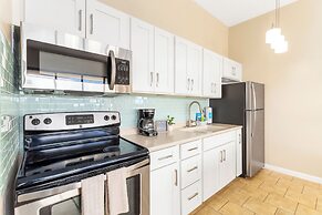 Diamond Head and Ocean views with 2 Double Beds and Parking