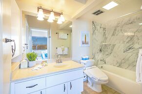 Diamond Head and Ocean views with 2 Double Beds and Parking