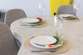 Diamond Head and Ocean views with 2 Double Beds and Parking