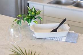 Diamond Head and Ocean views with 2 Double Beds and Parking