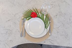 Diamond Head and Ocean views with 2 Double Beds and Parking