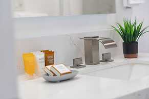 Diamond Head and Ocean views with 2 Double Beds and Parking