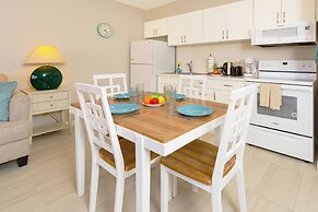 Diamond Head and Ocean views with 2 Double Beds and Parking