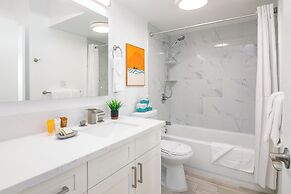 Diamond Head and Ocean views with 2 Double Beds and Parking