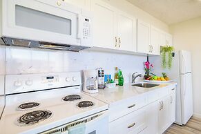 Diamond Head and Ocean views with 2 Double Beds and Parking