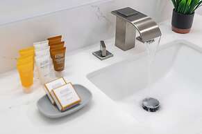 Diamond Head and Ocean views with 2 Double Beds and Parking