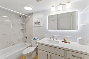 Diamond Head and Ocean views with 2 Double Beds and Parking