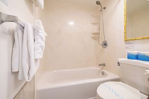 Diamond Head and Ocean views with 2 Double Beds and Parking