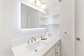 Diamond Head and Ocean views with 2 Double Beds and Parking