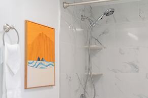 Diamond Head and Ocean views with 2 Double Beds and Parking