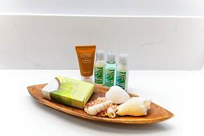 Diamond Head and Ocean views with 2 Double Beds and Parking