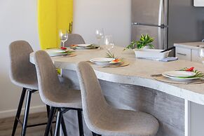 Diamond Head and Ocean views with 2 Double Beds and Parking