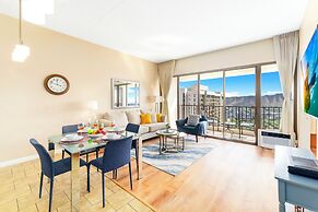 Diamond Head and Ocean views with 2 Double Beds and Parking