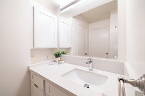 Diamond Head and Ocean views with 2 Double Beds and Parking