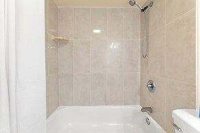 Diamond Head and Ocean views with 2 Double Beds and Parking