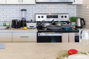 Diamond Head and Ocean views with 2 Double Beds and Parking