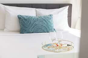 Diamond Head and Ocean views with 2 Double Beds and Parking