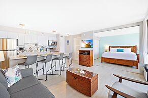 High Floor Ocean View Condo (King Bed and Parking)