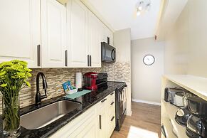 High Floor Ocean View Condo (King Bed and Parking)