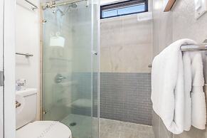 High Floor Ocean View Condo (King Bed and Parking)