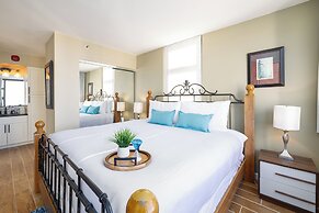 High Floor Ocean View Condo (King Bed and Parking)