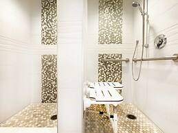 High Floor Ocean View Condo (King Bed and Parking)