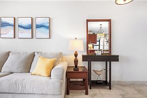 High Floor Ocean View Condo (King Bed and Parking)