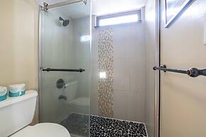 High Floor Ocean View Condo (King Bed and Parking)